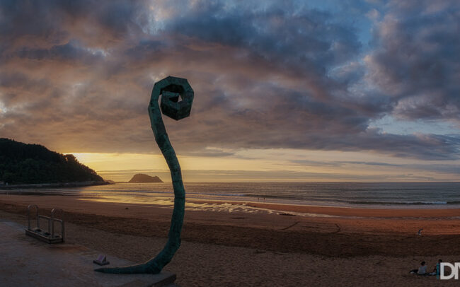 Escultura en la playa de Zarautz. by DIVCreativo fotografo de paisaje en Euskadi