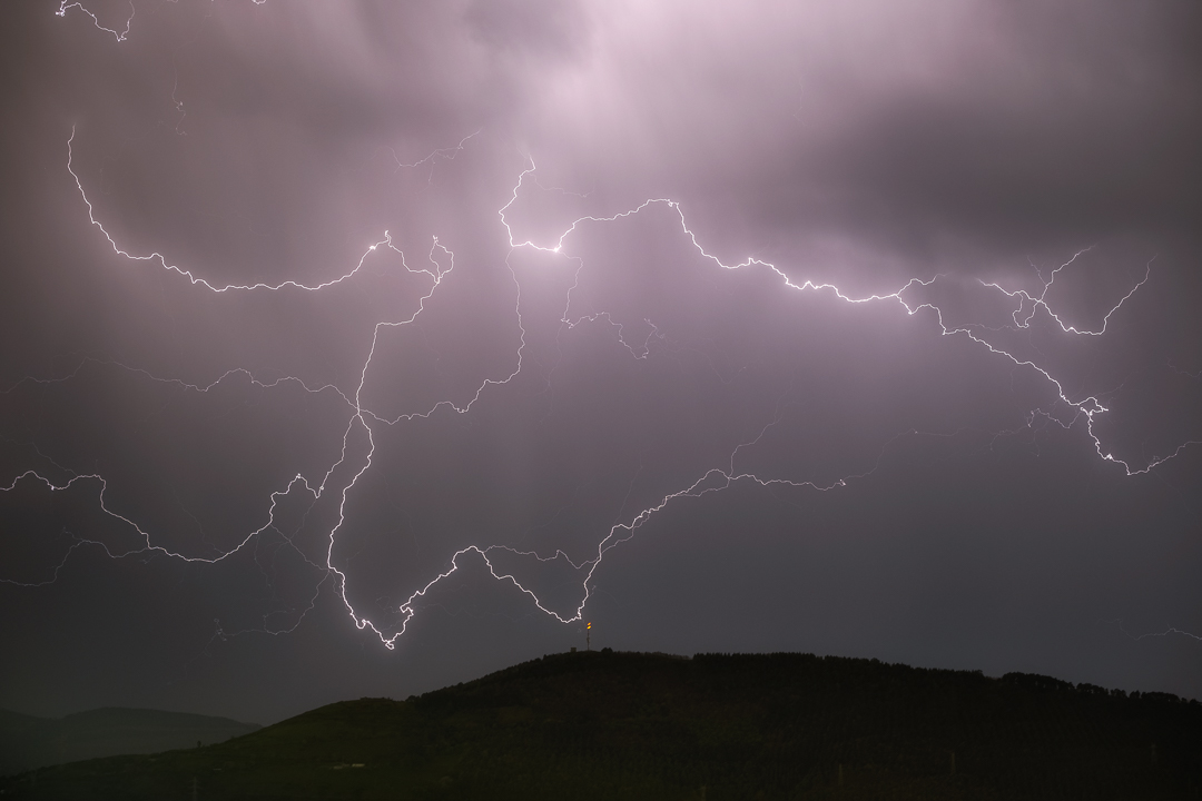 Rayo sobre el Serantes en una noche de tormenta en La Galea by DIVCreativo Fotografía de tormenta - Rayo caido en el Serantes (Bizkaia) by DIVCreativo