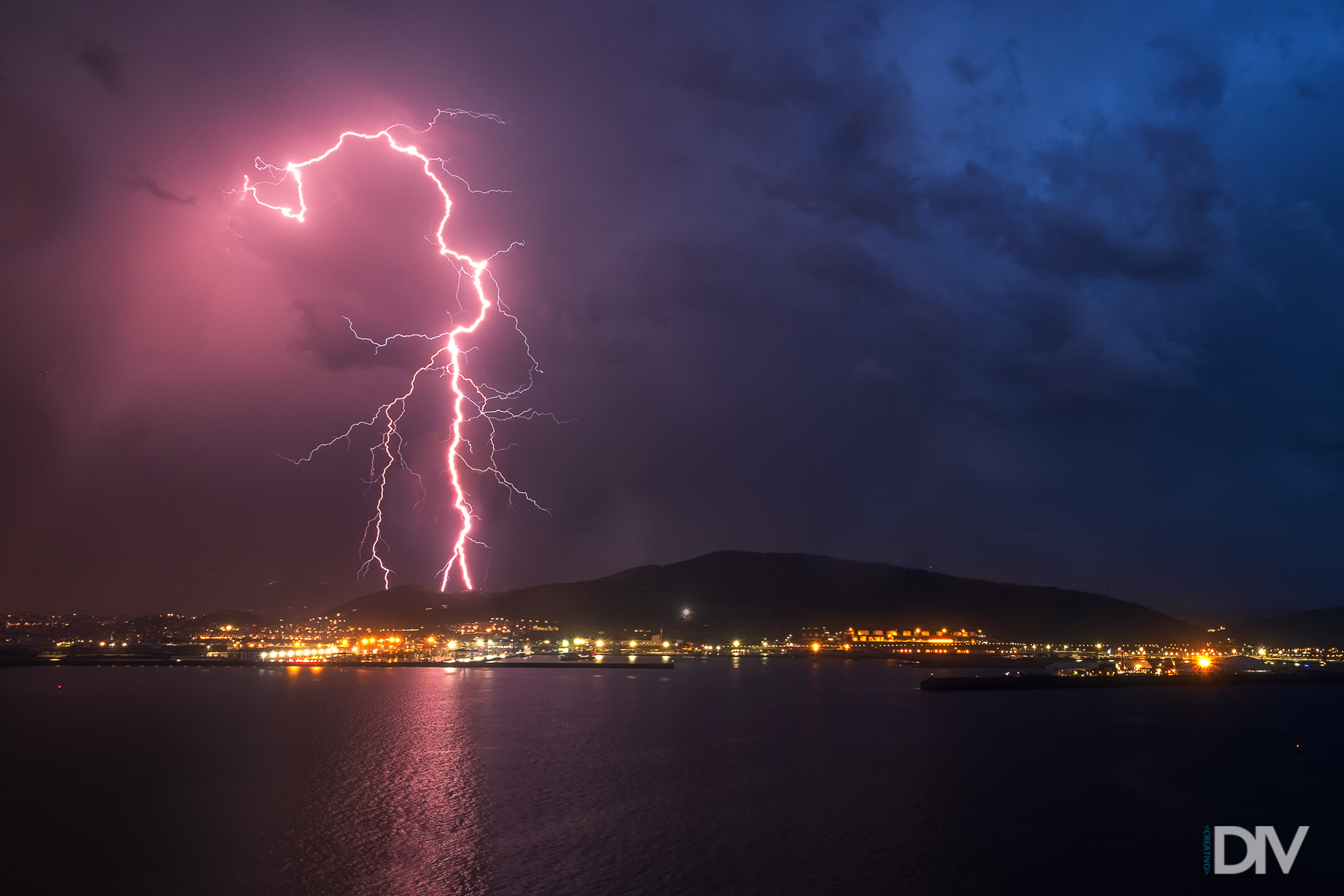 Rayo sobre el Serantes en una noche de tormenta en La Galea con el superpuerto en primer plano by DIVCreativo Fotografía de tormenta - Rayo captado en La Galea (Bizkaia) by DIVCreativo
